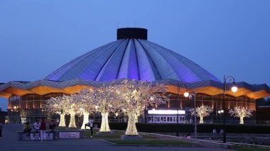 Vernadskogo Prospekt 'teki Moskova Devlet Sirki' ne bakın, gece, Rusya 