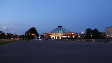 Vernadskogo Prospekt 'teki Moskova Devlet Sirki' ne bakın, gece, Rusya 