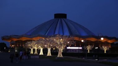 Vernadskogo Prospekt 'teki Moskova Devlet Sirki' ne bakın, gece, Rusya 