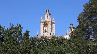 Sparrow Hills 'teki Lomonosov Moskova Devlet Üniversitesi' nin ana binası (yaz günü). Rusya 'nın en üst düzey eğitim kurumudur. Rusya 