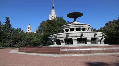 Sparrow Hills 'teki Lomonosov Moskova Devlet Üniversitesi' nde (MSU) çeşme. Rusya 'nın en üst düzey eğitim kurumudur. Rusya 