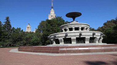 Sparrow Hills 'teki Lomonosov Moskova Devlet Üniversitesi' nde (MSU) çeşme. Rusya 'nın en üst düzey eğitim kurumudur. Rusya 