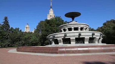 Sparrow Hills 'teki Lomonosov Moskova Devlet Üniversitesi' nde (MSU) çeşme. Rusya 'nın en üst düzey eğitim kurumudur. Rusya 