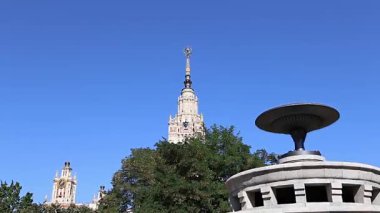 Sparrow Hills 'teki Lomonosov Moskova Devlet Üniversitesi' nde (MSU) çeşme. Rusya 'nın en üst düzey eğitim kurumudur. Rusya 