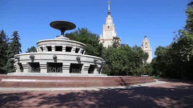 Sparrow Hills 'teki Lomonosov Moskova Devlet Üniversitesi' nde (MSU) çeşme. Rusya 'nın en üst düzey eğitim kurumudur. Rusya 