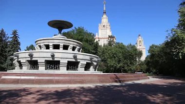 Sparrow Hills 'teki Lomonosov Moskova Devlet Üniversitesi' nde (MSU) çeşme. Rusya 'nın en üst düzey eğitim kurumudur. Rusya 