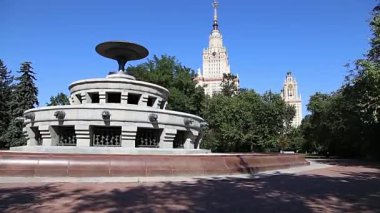 Sparrow Hills 'teki Lomonosov Moskova Devlet Üniversitesi' nde (MSU) çeşme. Rusya 'nın en üst düzey eğitim kurumudur. Rusya 