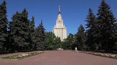 MOSCOW, RUSSIA - 28 Ağustos 2021: Sparrow Hills 'teki Lomonosov Moskova Devlet Üniversitesi' nin (yaz günü) ana binası. Rusya 'nın en üst düzey eğitim kurumudur. Rusya 