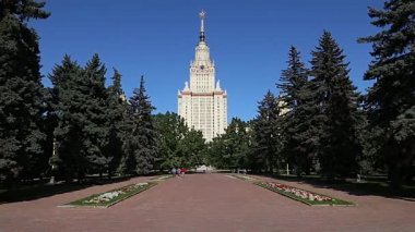 MOSCOW, RUSSIA - 28 Ağustos 2021: Sparrow Hills 'teki Lomonosov Moskova Devlet Üniversitesi' nin (yaz günü) ana binası. Rusya 'nın en üst düzey eğitim kurumudur. Rusya 