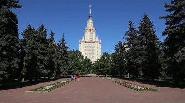 MOSCOW, RUSSIA - 28 Ağustos 2021: Sparrow Hills 'teki Lomonosov Moskova Devlet Üniversitesi' nin (yaz günü) ana binası. Rusya 'nın en üst düzey eğitim kurumudur. Rusya 