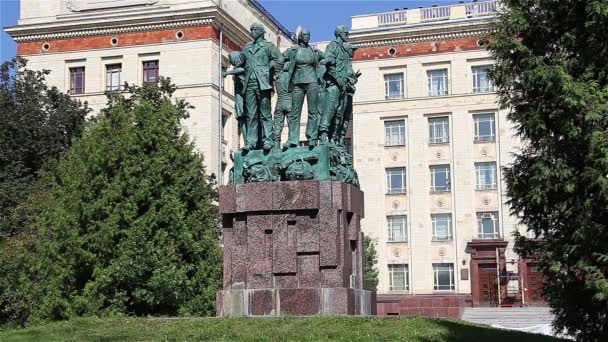 Moscow Ryssland August 2021 Monument Tillägnat Studenter Byggteam Nära Fysik — Stockvideo