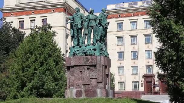 Moscow Russia Αυγουστου 2021 Μνημείο Αφιερωμένο Στις Ομάδες Κατασκευής Φοιτητών — Αρχείο Βίντεο