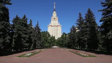 MOSCOW, RUSSIA - 28 Ağustos 2021: Sparrow Hills 'teki Lomonosov Moskova Devlet Üniversitesi' nin (yaz günü) ana binası. Rusya 'nın en üst düzey eğitim kurumudur. Rusya 