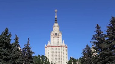 Sparrow Hills 'teki Lomonosov Moskova Devlet Üniversitesi' nin ana binası (yaz günü). Rusya 'nın en üst düzey eğitim kurumudur. Rusya 
