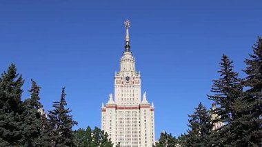 Sparrow Hills 'teki Lomonosov Moskova Devlet Üniversitesi' nin ana binası (yaz günü). Rusya 'nın en üst düzey eğitim kurumudur. Rusya 