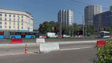 MOSCOW, RÜZİK 15 AĞUSTOS 2021: Moskova 'da bir iş gününde gündüz trafiği, Rusya