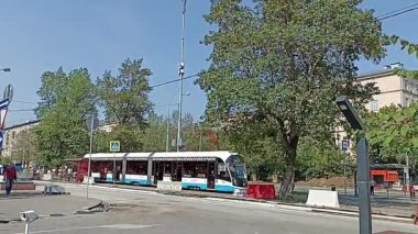 MOSCOW, RÜZİK 15 AĞUSTOS 2021: Moskova 'da bir iş gününde gündüz trafiği, Rusya
