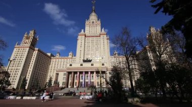 MOSCOW, RUSSIA-OCTOBER 06, 2021: Sparrow Hills 'teki Lomonosov Moskova Devlet Üniversitesi (MSU) arazisinde (sonbahar güneşli günü). Rusya 'nın en üst düzey eğitim kurumudur. Rusya