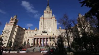 MOSCOW, RUSSIA-OCTOBER 06, 2021: Sparrow Hills 'teki Lomonosov Moskova Devlet Üniversitesi (MSU) arazisinde (sonbahar güneşli günü). Rusya 'nın en üst düzey eğitim kurumudur. Rusya