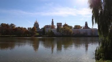 Güneşli bir sonbahar gününde Novodevichy manastırı (Bogoroditse-Smolensky manastırı) ve büyük Novodevichy göleti manzarası. Moskova, Rusya. UNESCO dünya mirası sahası