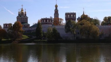 Güneşli bir sonbahar gününde Novodevichy manastırı (Bogoroditse-Smolensky manastırı) ve büyük Novodevichy göleti manzarası. Moskova, Rusya. UNESCO dünya mirası sahası