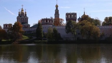 Güneşli bir sonbahar gününde Novodevichy manastırı (Bogoroditse-Smolensky manastırı) ve büyük Novodevichy göleti manzarası. Moskova, Rusya. UNESCO dünya mirası sahası