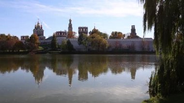 Güneşli bir sonbahar gününde Novodevichy manastırı (Bogoroditse-Smolensky manastırı) ve büyük Novodevichy göleti manzarası. Moskova, Rusya. UNESCO dünya mirası sahası