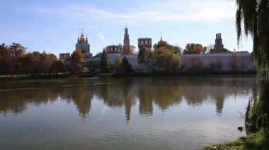 Güneşli bir sonbahar gününde Novodevichy manastırı (Bogoroditse-Smolensky manastırı) ve büyük Novodevichy göleti manzarası. Moskova, Rusya. UNESCO dünya mirası sahası