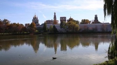 Güneşli bir sonbahar gününde Novodevichy manastırı (Bogoroditse-Smolensky manastırı) ve büyük Novodevichy göleti manzarası. Moskova, Rusya. UNESCO dünya mirası sahası