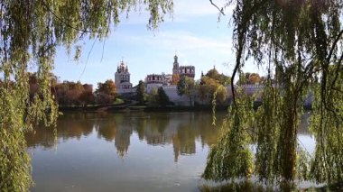 Güneşli bir sonbahar gününde Novodevichy manastırı (Bogoroditse-Smolensky manastırı) ve büyük Novodevichy göleti manzarası. Moskova, Rusya. UNESCO dünya mirası sahası