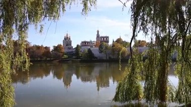 Güneşli bir sonbahar gününde Novodevichy manastırı (Bogoroditse-Smolensky manastırı) ve büyük Novodevichy göleti manzarası. Moskova, Rusya. UNESCO dünya mirası sahası