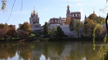 Güneşli bir sonbahar gününde Novodevichy manastırı (Bogoroditse-Smolensky manastırı) ve büyük Novodevichy göleti manzarası. Moskova, Rusya. UNESCO dünya mirası sahası