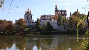 Güneşli bir sonbahar gününde Novodevichy manastırı (Bogoroditse-Smolensky manastırı) ve büyük Novodevichy göleti manzarası. Moskova, Rusya. UNESCO dünya mirası sahası
