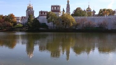 Güneşli bir sonbahar gününde Novodevichy manastırı (Bogoroditse-Smolensky manastırı) ve büyük Novodevichy göleti manzarası. Moskova, Rusya. UNESCO dünya mirası sahası