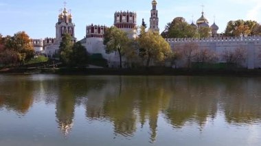 Güneşli bir sonbahar gününde Novodevichy manastırı (Bogoroditse-Smolensky manastırı) ve büyük Novodevichy göleti manzarası. Moskova, Rusya. UNESCO dünya mirası sahası