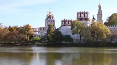 Güneşli bir sonbahar gününde Novodevichy manastırı (Bogoroditse-Smolensky manastırı) ve büyük Novodevichy göleti manzarası. Moskova, Rusya. UNESCO dünya mirası sahası