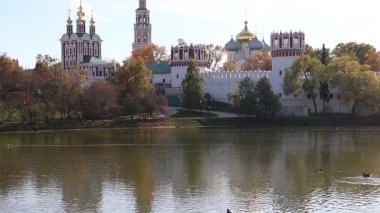 Güneşli bir sonbahar gününde Novodevichy manastırı (Bogoroditse-Smolensky manastırı) ve büyük Novodevichy göleti manzarası. Moskova, Rusya. UNESCO dünya mirası sahası