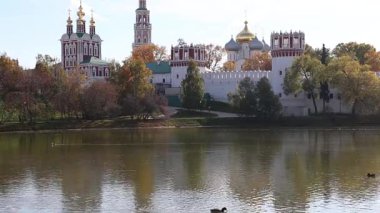 Güneşli bir sonbahar gününde Novodevichy manastırı (Bogoroditse-Smolensky manastırı) ve büyük Novodevichy göleti manzarası. Moskova, Rusya. UNESCO dünya mirası sahası