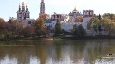 Güneşli bir sonbahar gününde Novodevichy manastırı (Bogoroditse-Smolensky manastırı) ve büyük Novodevichy göleti manzarası. Moskova, Rusya. UNESCO dünya mirası sahası