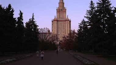 Sparrow Hills 'teki Lomonosov Moskova Devlet Üniversitesi' nin ana binası. Rusya 'nın en üst düzey eğitim kurumudur. Rusya