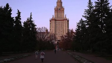 Sparrow Hills 'teki Lomonosov Moskova Devlet Üniversitesi' nin ana binası. Rusya 'nın en üst düzey eğitim kurumudur. Rusya