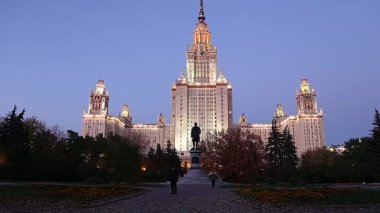 Sparrow Hills 'teki Lomonosov Moskova Devlet Üniversitesi' nin ana binası. Rusya 'nın en üst düzey eğitim kurumudur. Rusya