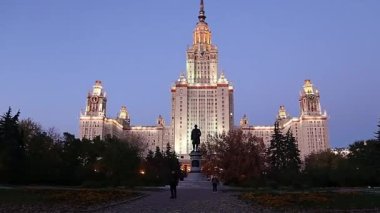 Sparrow Hills 'teki Lomonosov Moskova Devlet Üniversitesi' nin ana binası. Rusya 'nın en üst düzey eğitim kurumudur. Rusya