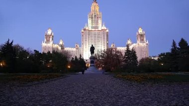 Sparrow Hills 'teki Lomonosov Moskova Devlet Üniversitesi' nin ana binası. Rusya 'nın en üst düzey eğitim kurumudur. Rusya
