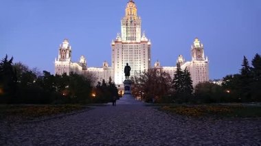 Sparrow Hills 'teki Lomonosov Moskova Devlet Üniversitesi' nin ana binası. Rusya 'nın en üst düzey eğitim kurumudur. Rusya