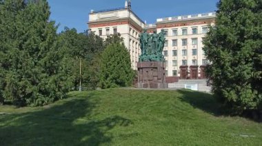 MOSCOW, RUSSIA-AUGust 28, 2021: Sparrow Hills 'teki (yaz günü) Lomonosov Moskova Devlet Üniversitesi Fizik Fakültesi (MSU) yakınlarındaki Öğrenci inşaat ekiplerine adanmış anıt. Rusya 'nın en üst düzey eğitim kurumudur. Rusya