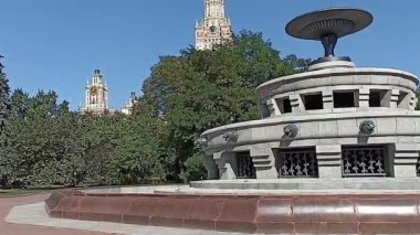 Sparrow Hills 'teki Lomonosov Moskova Devlet Üniversitesi' nde (MSU) çeşme. Rusya 'nın en üst düzey eğitim kurumudur. Rusya  