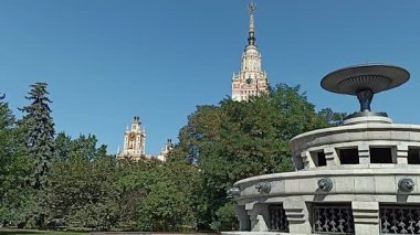 MOSCOW, RUSSIA-OCTOBER 06, 2021: Sparrow Hills 'teki Lomonosov Moskova Devlet Üniversitesi (MSU) arazisinde (sonbahar güneşli günü). Rusya 'nın en üst düzey eğitim kurumudur. Rusya