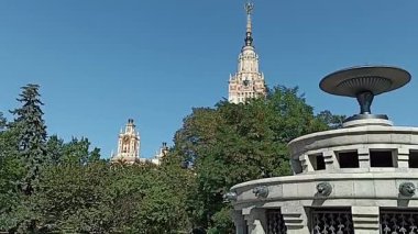 Sparrow Hills 'teki Lomonosov Moskova Devlet Üniversitesi' nde (MSU) çeşme. Rusya 'nın en üst düzey eğitim kurumudur. Rusya  