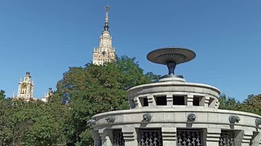 Sparrow Hills 'teki Lomonosov Moskova Devlet Üniversitesi' nde (MSU) çeşme. Rusya 'nın en üst düzey eğitim kurumudur. Rusya  